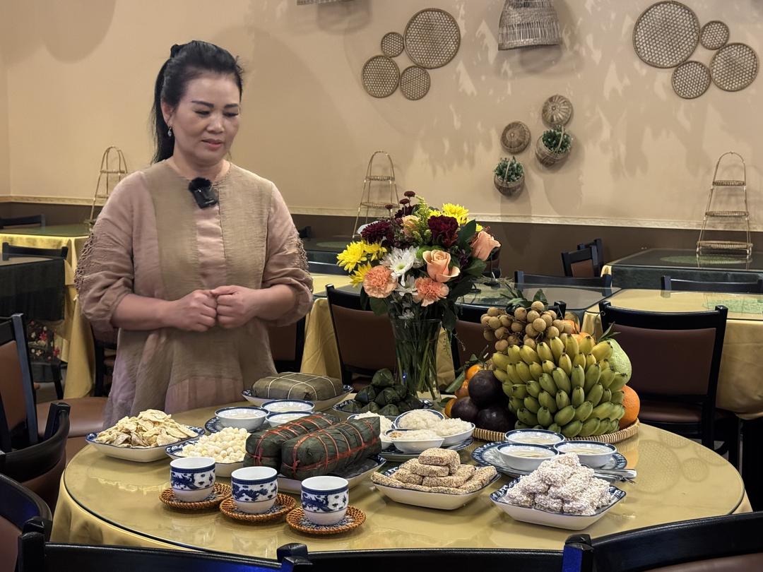 chị Thanh Hương là chủ quán ăn Trường Tiền, một nhà hàng nổi tiếng ở trung tâm Eden (bang Virginia, Mỹ) bày mâm ngũ quả miền Trung.