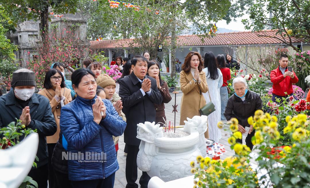 Người Việt có phong tục đi chùa vào mùng 1 đầu năm để dâng hương, cầu phúc lộc, bình an.