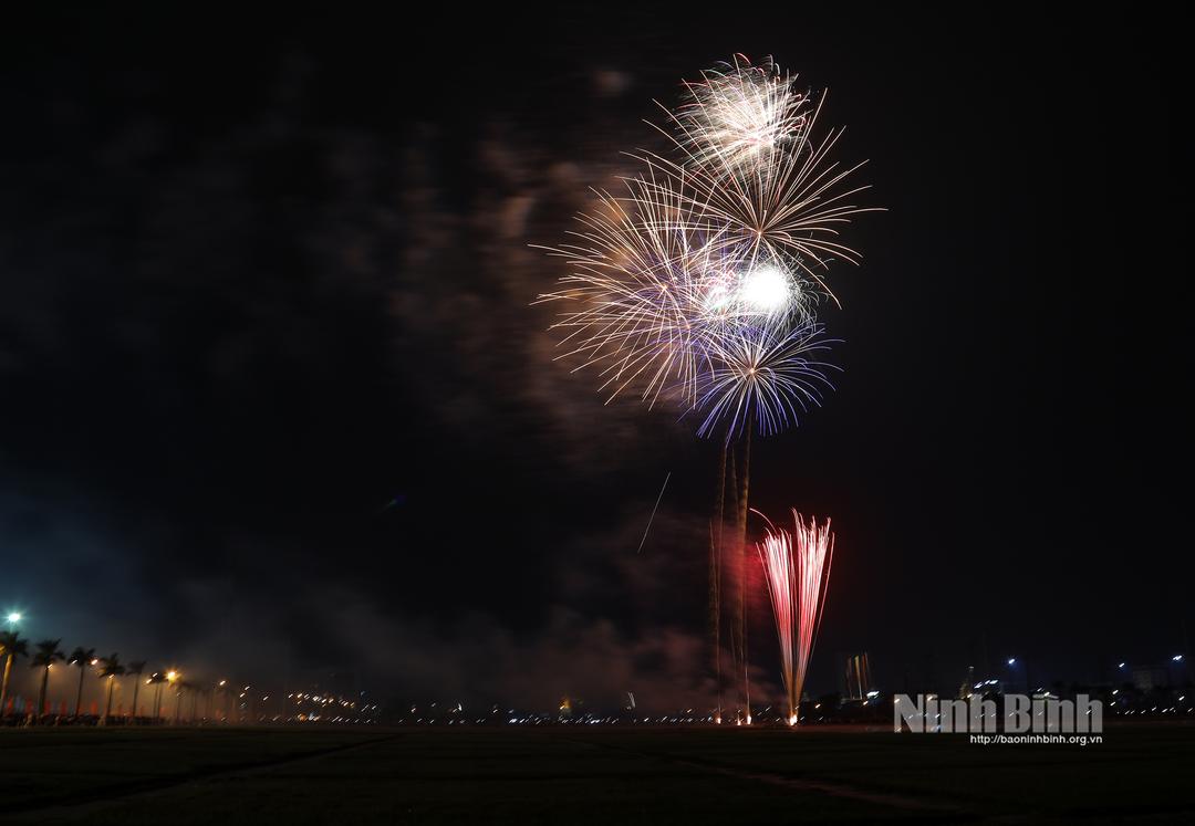 Màn bắn pháo hoa rực sáng trên bầu trời thành phố Hoa Lư.
