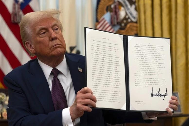 Tổng thống Donald Trump và một sắc lệnh hành pháp trong những ngày đầu tiên của nhiệm kỳ. Ảnh: AP