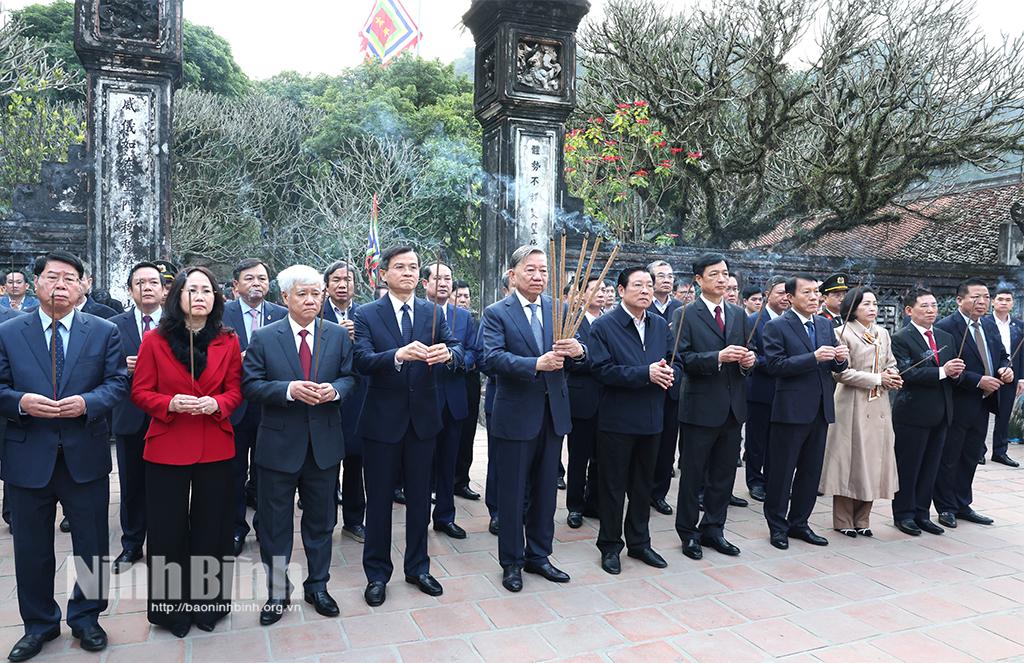 Tổng Bí thư Tô Lâm và các đồng chí lãnh đạo Đảng, Nhà nước, Mặt trận Tổ quốc Việt Nam; lãnh đạo tỉnh dâng hương tại Đền thờ Vua Đinh Tiên Hoàng.