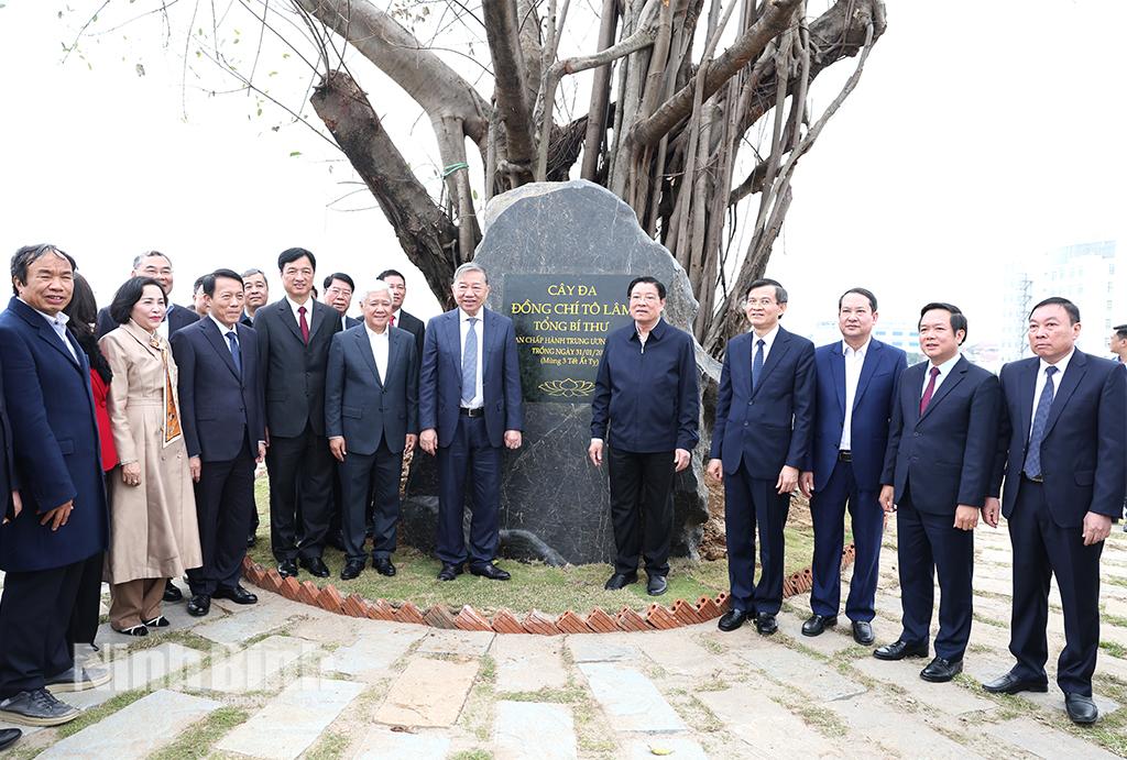 Đồng chí Tổng Bí thư Tô Lâm và các đại biểu chụp ảnh lưu niệm tại Quảng trường Đinh Tiên Hoàng Đế.