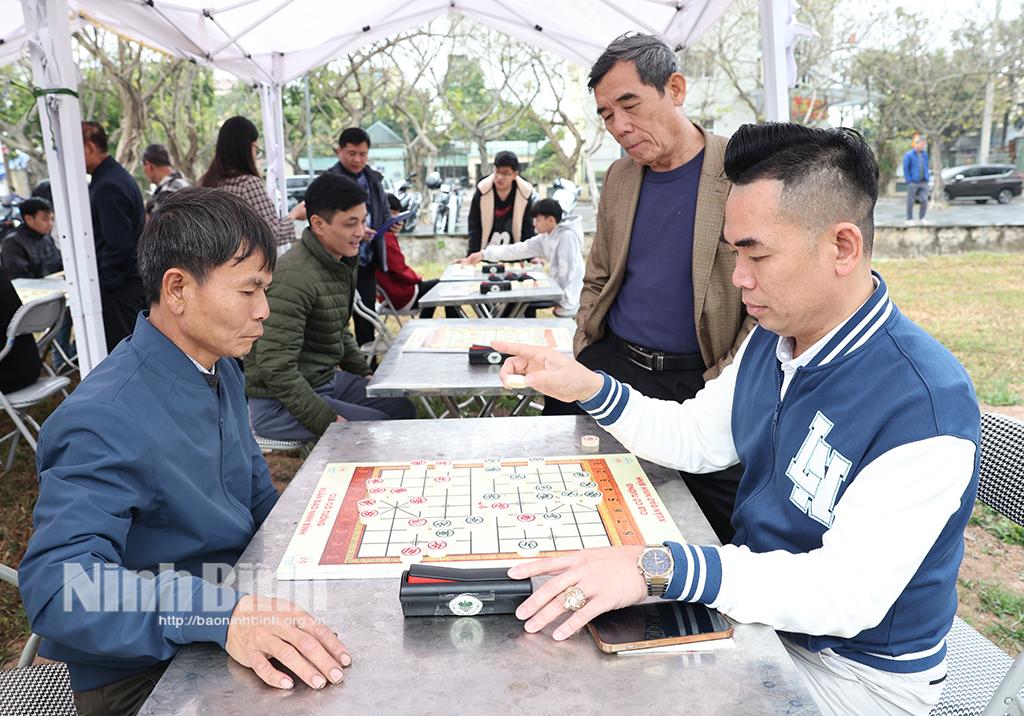 Môn cờ tướng thu hút nhiều người tham gia.
