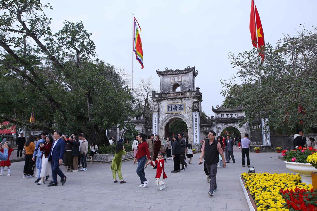 Đông đảo người dân, du khách đến với đền Trần trong dịp đầu Xuân mới.