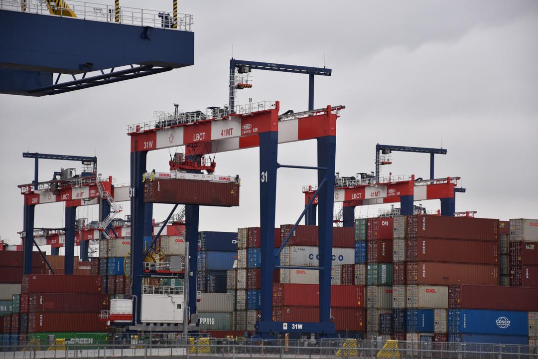 Quang cảnh cảng hàng hóa Long Beach ở California, Mỹ. Ảnh: THX/TTXVN