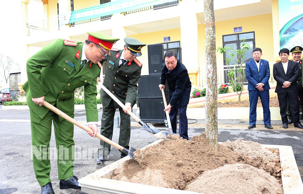 Các đại biểu tham gia trồng cây trong khuôn viên Trụ sở Công an xã Ninh Nhất. Ảnh: Đức Thắng