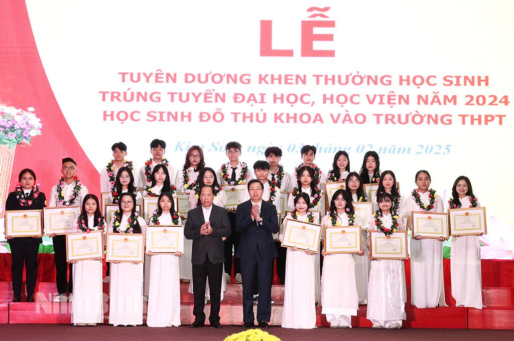 Lãnh đạo huyện Kim Sơn, Sở Giáo dục và Đào tạo khen thưởng học sinh trúng tuyển vào các trường đại học, học viện; học sinh đỗ thủ khoa các trường THPT năm 2024.