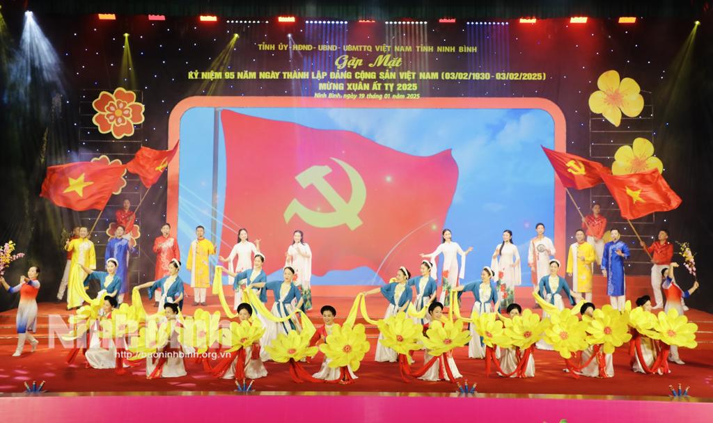 Chương trình nghệ thuật tại Gặp mặt kỷ niệm 95 năm Ngày thành lập Đảng Cộng sản Việt Nam (3/2/1930 - 3/2/2025), mừng Xuân Ất Tỵ 2025 do Tỉnh ủy, HĐND, UBND, Ủy ban MTTQ Việt Nam tỉnh tổ chức. Ảnh: Đức Lam