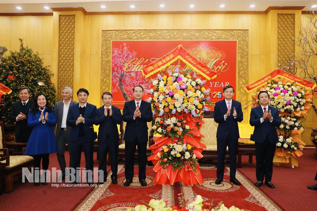 Đoàn đại biểu Thường trực HĐND tỉnh chúc mừng Tỉnh uỷ.