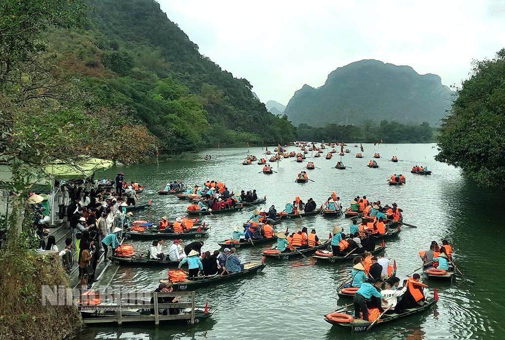 Du khách tham quan Khu du lịch sinh thái Tràng An những ngày đầu Xuân Ất Tỵ 2025. Ảnh: Minh Đường