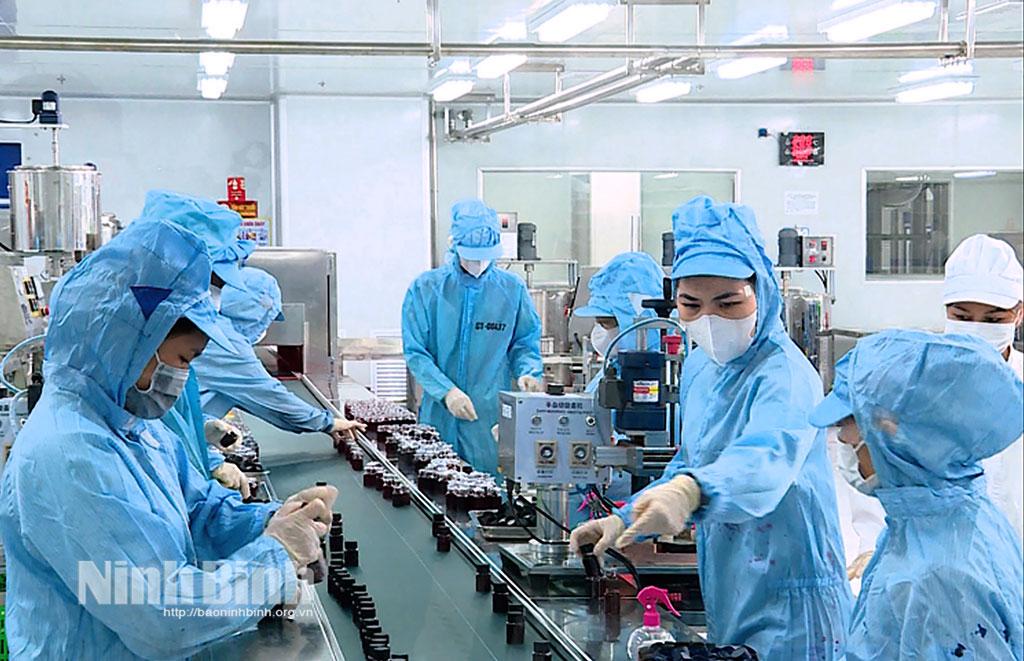 Người lao động làm việc tại Nhà máy sản xuất mỹ phẩm Global Tone, Cụm công nghiệp Khánh Thượng (Yên Mô).