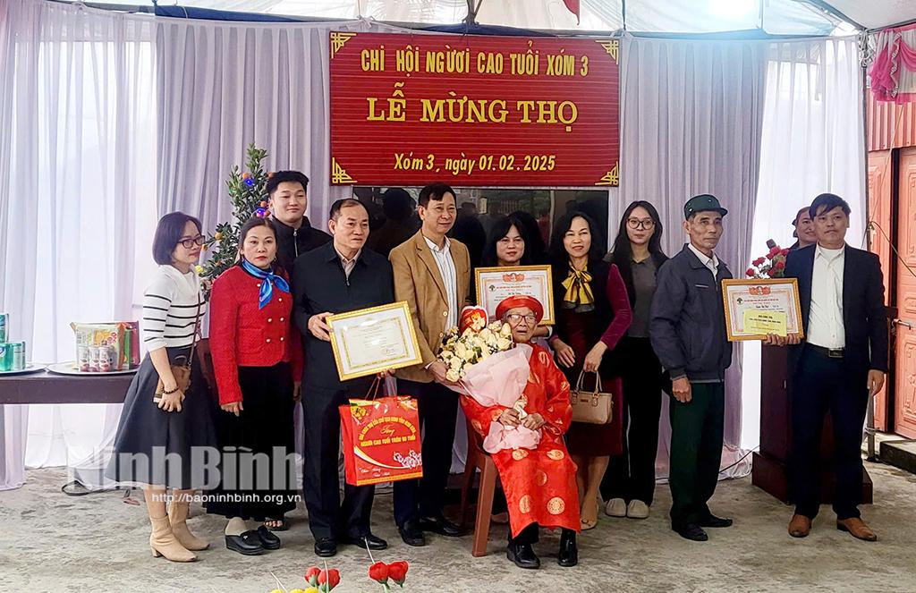 Người cao tuổi xóm 3 (thị trấn Yên Thịnh, huyện Yên Mô) được tổ chức mừng thọ trong không khí đầm ấm, trang trọng.
