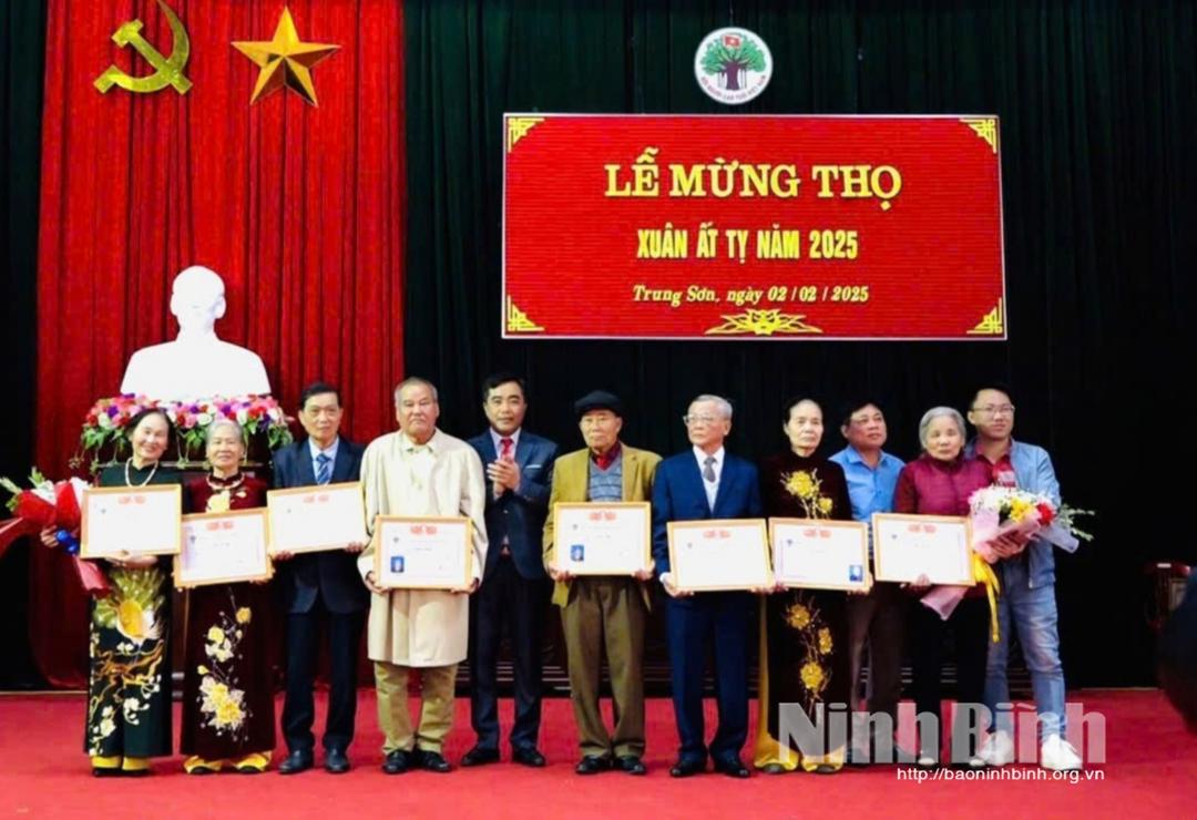Lãnh đạo phường Trung Sơn (thành phố Tam Điệp) mừng thọ người cao tuổi nhân dịp Xuân Ất Tỵ năm 2025.