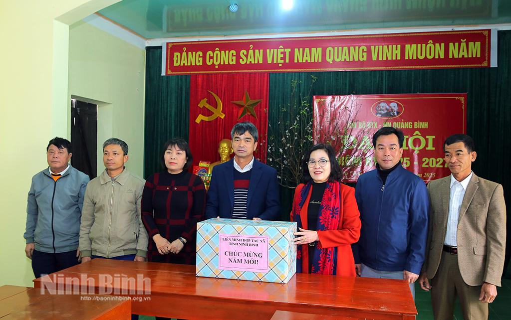 Lãnh đạo Liên minh HTX tỉnh thăm, tặng quà HTX Nông nghiệp Quảng Bình, xã Yên Thắng, huyện Yên Mô.