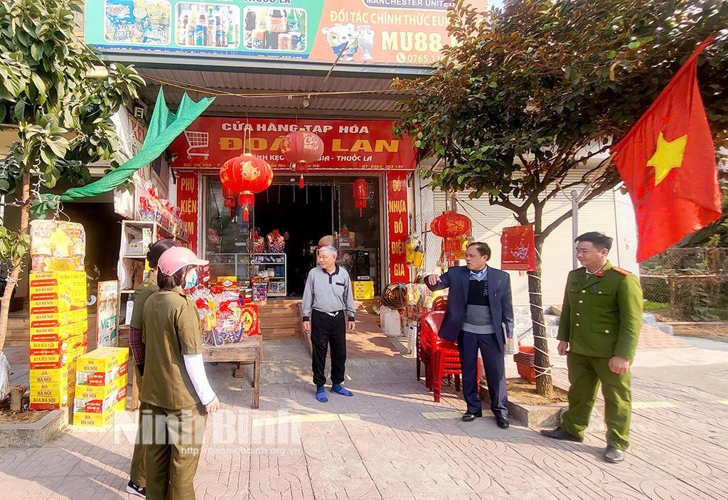 Ông Trần Thanh Cao (thứ hai từ phải sang) cùng các lực lượng của thị trấn Thịnh Vượng đi tuyên truyền, hướng dẫn người dân không lấn chiếm lòng, lề đường khi kinh doanh, buôn bán.