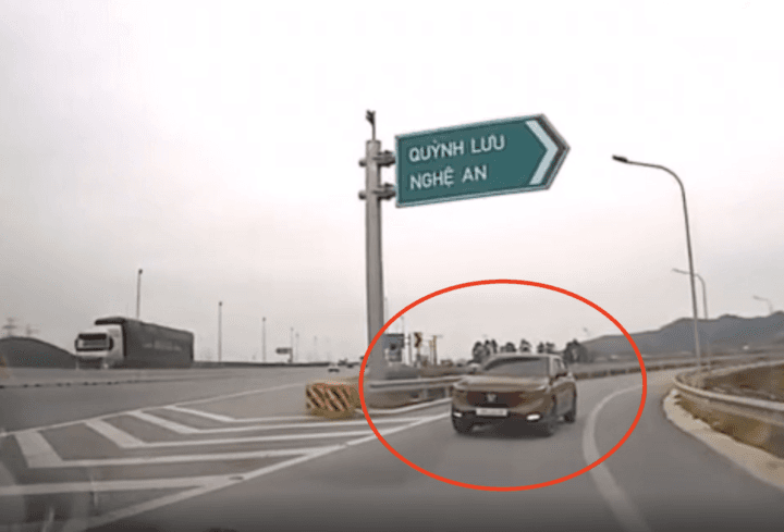 Hình ảnh ô tô đi ngược chiều tại lối ra cao tốc. (Ảnh chụp màn hình).