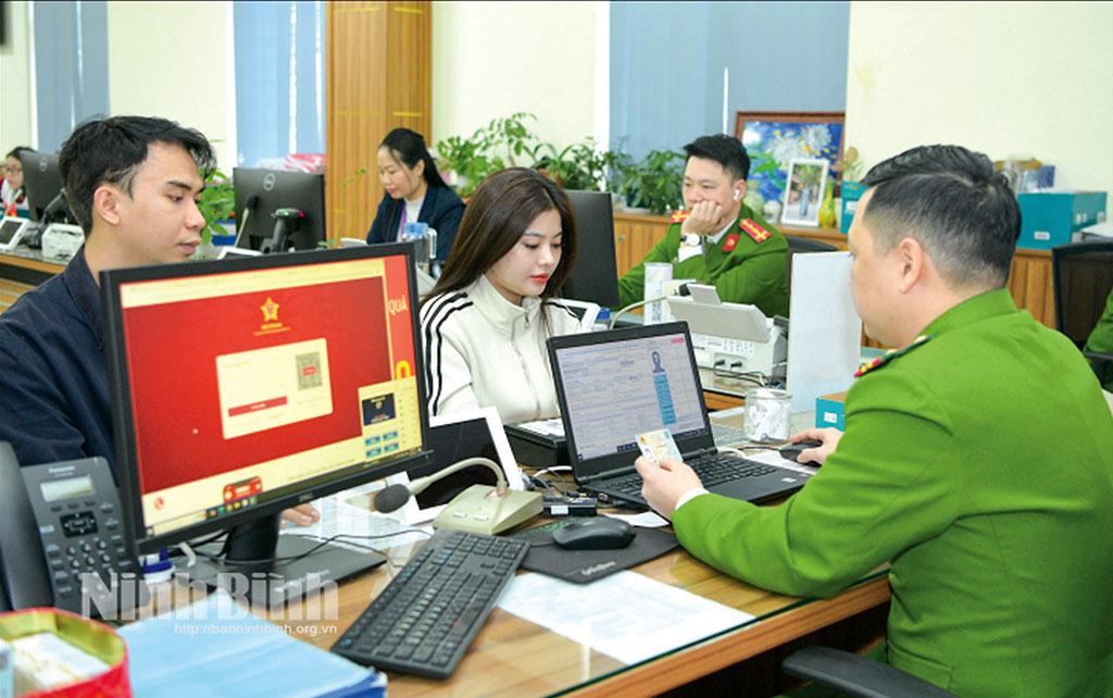 Cán bộ Trung tâm Phục vụ hành chính công tỉnh luôn đề cao tinh thần trách nhiệm, thái độ phục vụ người dân trong giải quyết các thủ tục hành chính. Ảnh: Trường Giang