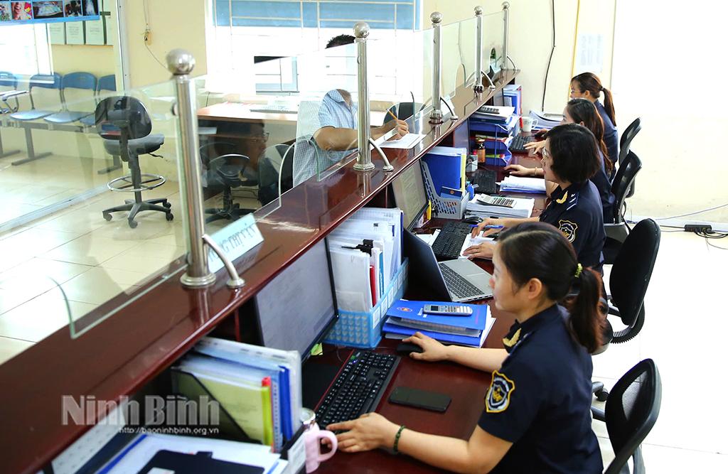 Chi cục Hải quan Ninh Bình phân công trực để đảm bảo thông quan hàng hóa xuyên Tết. Ảnh: Anh Tuấn