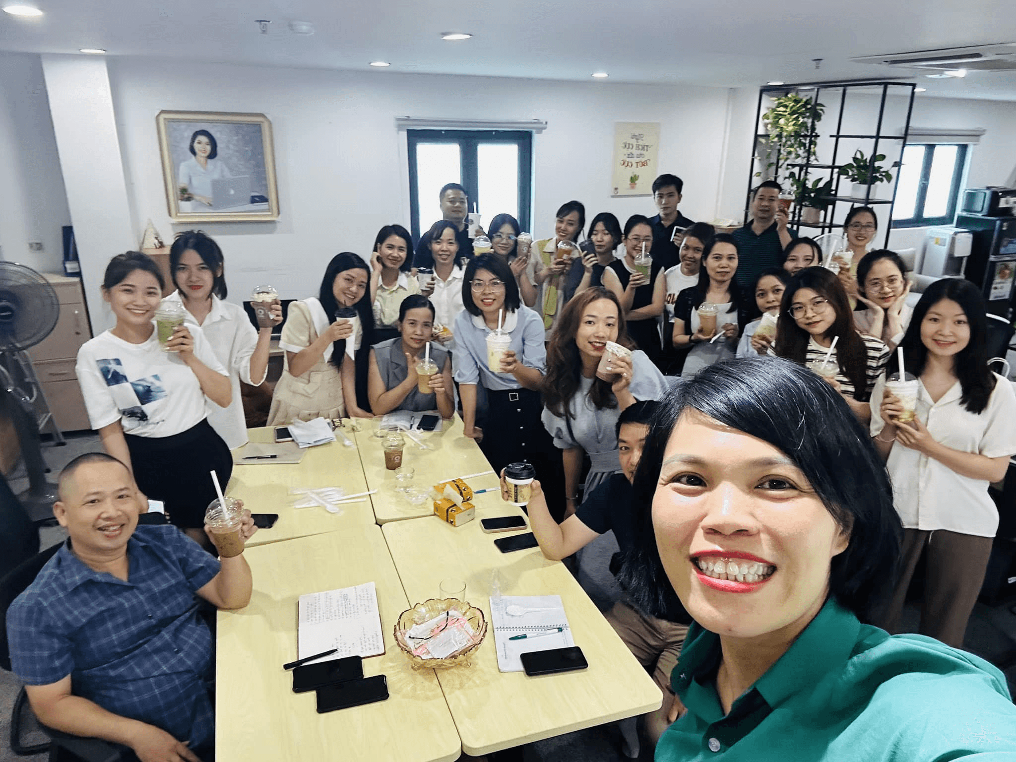 Chị Hoài cùng với đội ngũ nhân sự của Beeking trong giờ nghỉ.