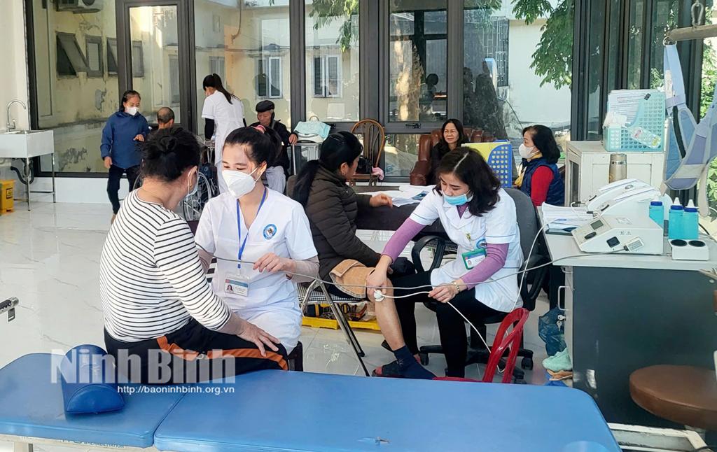 Thực hiện siêu âm điều trị cho bệnh nhân tại Bệnh viện Phục hồi chức năng Ninh Bình.