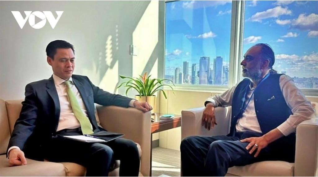 Đại sứ Đặng Hoàng Giang, Trưởng Phái đoàn Thường trực Việt Nam tại LHQ làm việc ông Amandeep Singh Gill, Phó Tổng Thư ký, Đặc phái viên của Tổng Thư ký LHQ về Công nghệ.