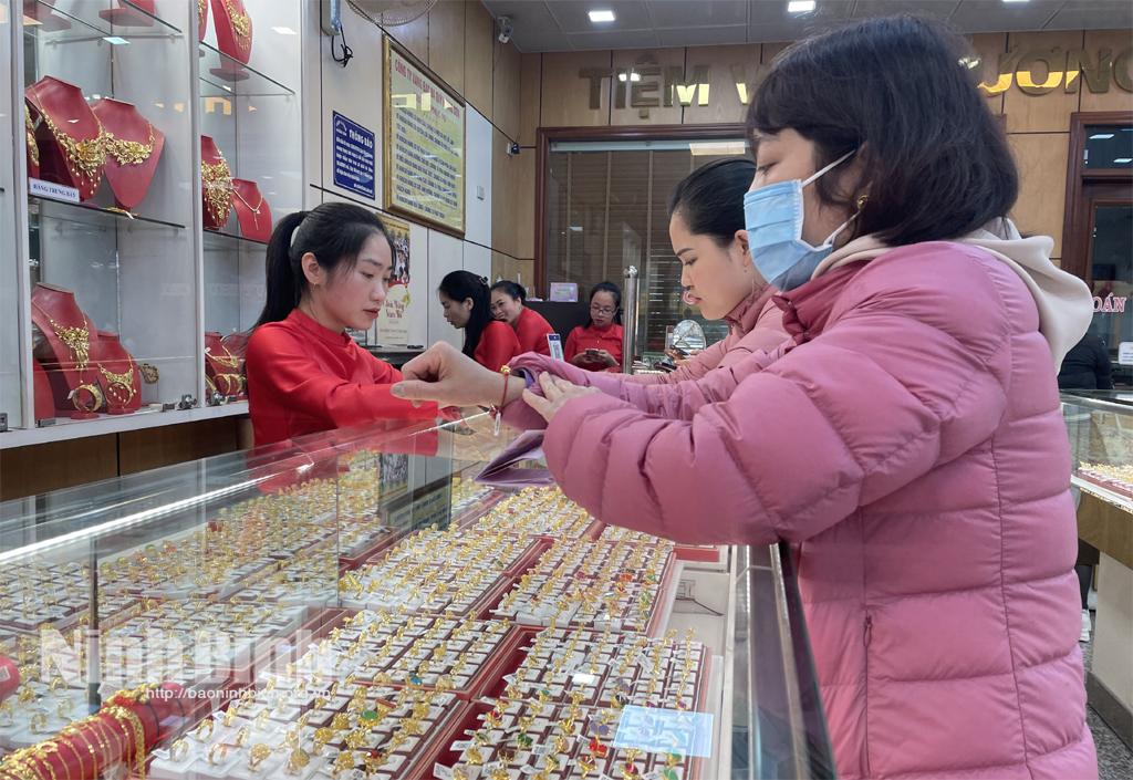 Nhiều khách hàng nữ đến mua vàng cầu may tại Công ty vàng bạc đá quý Hương Sơn (thành phố Hoa Lư).