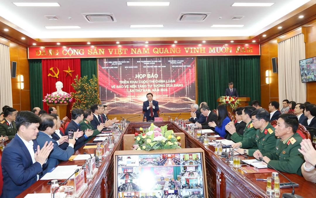 Giáo sư, Tiến sĩ Nguyễn Xuân Thắng, Ủy viên Bộ Chính trị, Giám đốc Học viện Chính trị quốc gia Hồ Chí Minh, Chủ tịch Hội đồng Lý luận Trung ương, Trưởng Ban Chỉ đạo cuộc thi chủ trì họp báo.