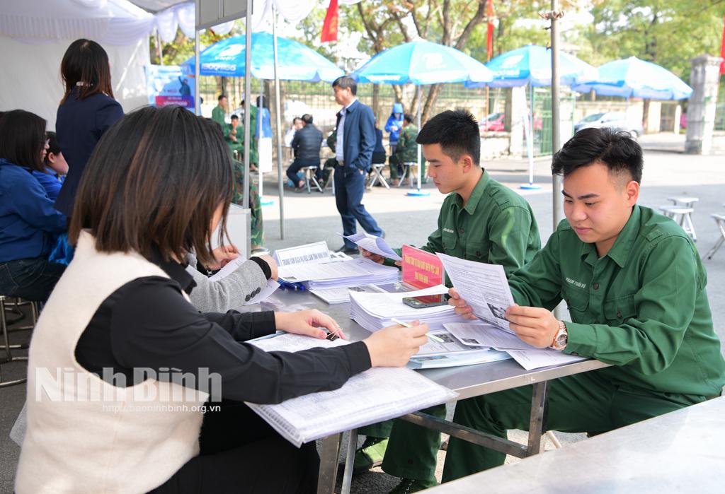 Nhiều thanh niên thành phố Hoa Lư sau khi xuất ngũ đã được tư vấn, giới thiệu việc làm. Ảnh: Trường Giang