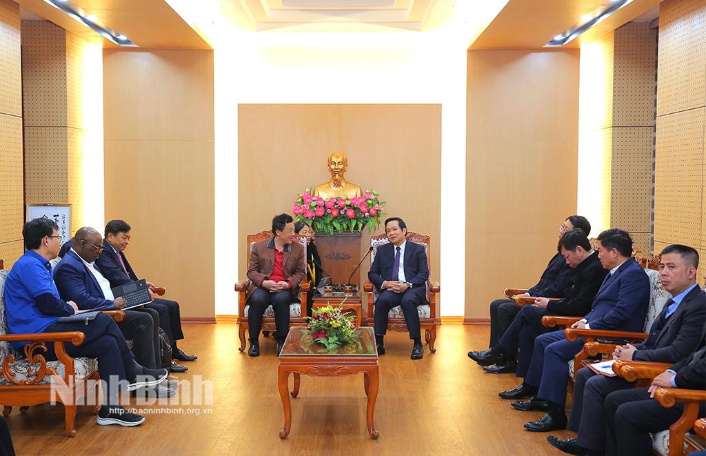 Quang cảnh buổi làm việc.