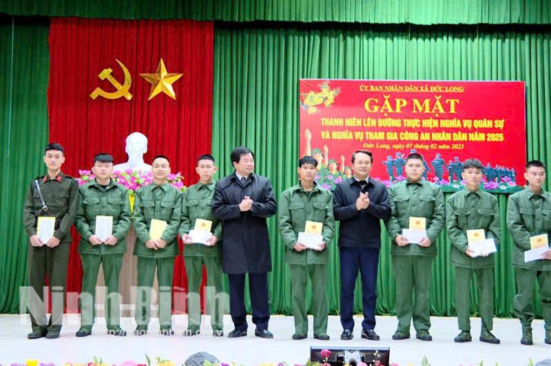 Lãnh đạo huyện Nho Quan tặng quà cho thanh niên xã Đức Long chuẩn bị nhập ngũ.