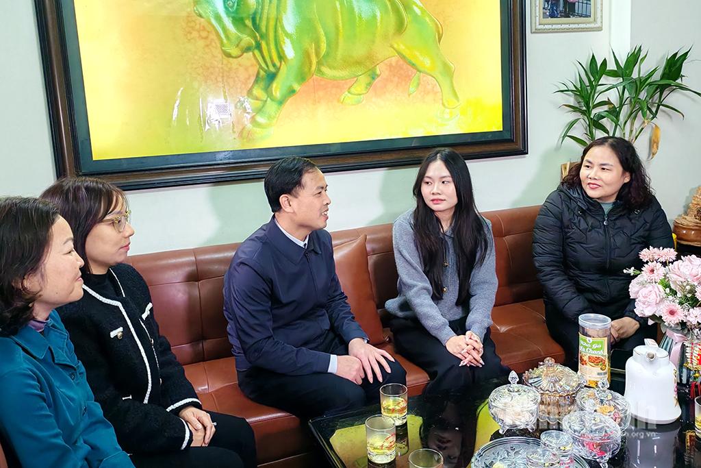 Lãnh đạo phường Vân Giang (thành phố Hoa Lư) đến thăm, động viên Trương Khánh Linh trước ngày nhập ngũ.