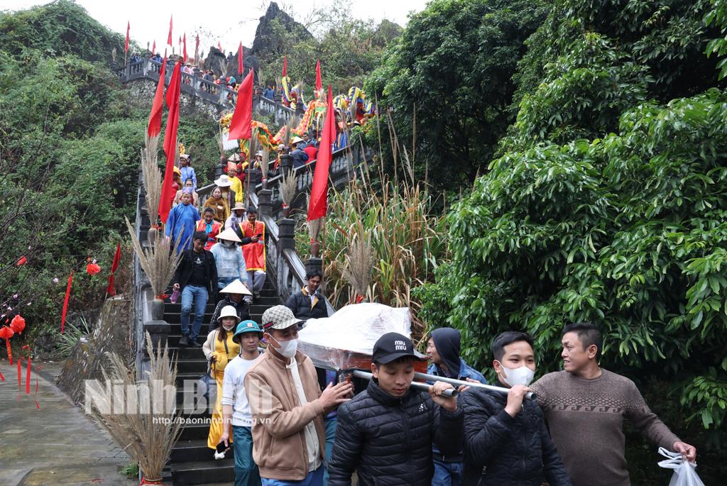 Đông đảo người dân tham gia lễ rước kiệu từ di tích Đình Trai về Động Hoa Lư.