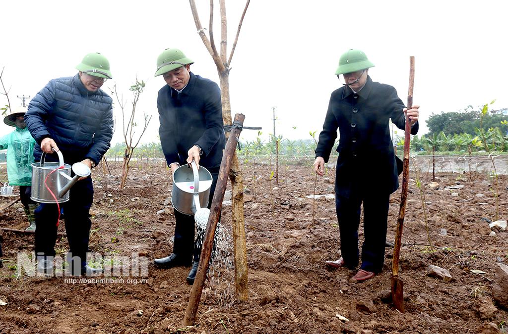 Các đại biểu tham gia trồng cây tại lễ phát động.