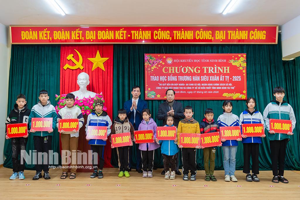 Lãnh đạo Sở Giáo dục và Đào tạo, Hội Khuyến học tỉnh trao học bổng cho các em học sinh.