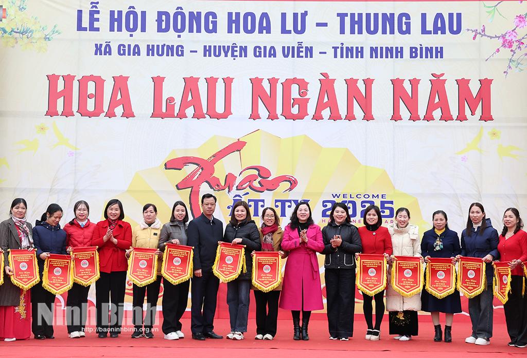 Ban tổ chức trao cơ lưu niệm cho các đội tham gia hội thi.