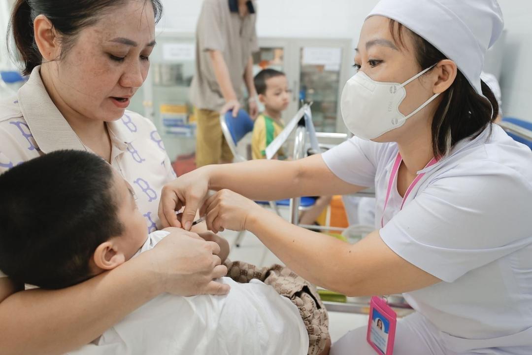 Tiêm vaccine phòng sởi cho trẻ. Ảnh: TTXVN