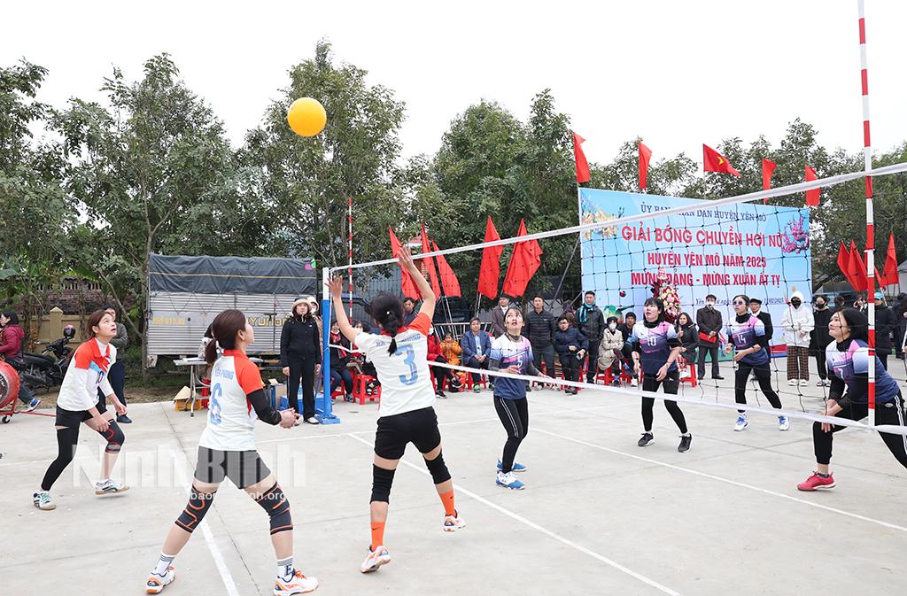 Trận đấu giữa đội tuyển xã Yên Nhân gặp xã Yên Phong.