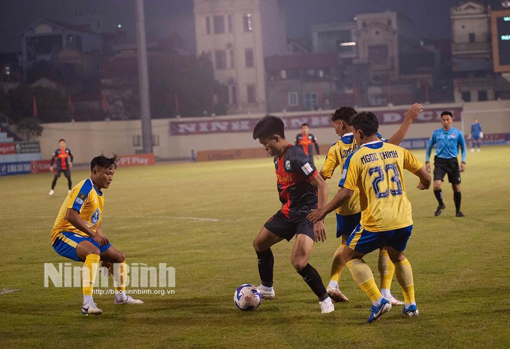 Trận đấu giữa đội Phù Đồng Ninh Bình (áo đen đỏ) gặp đội Đồng Tháp (áo vàng).