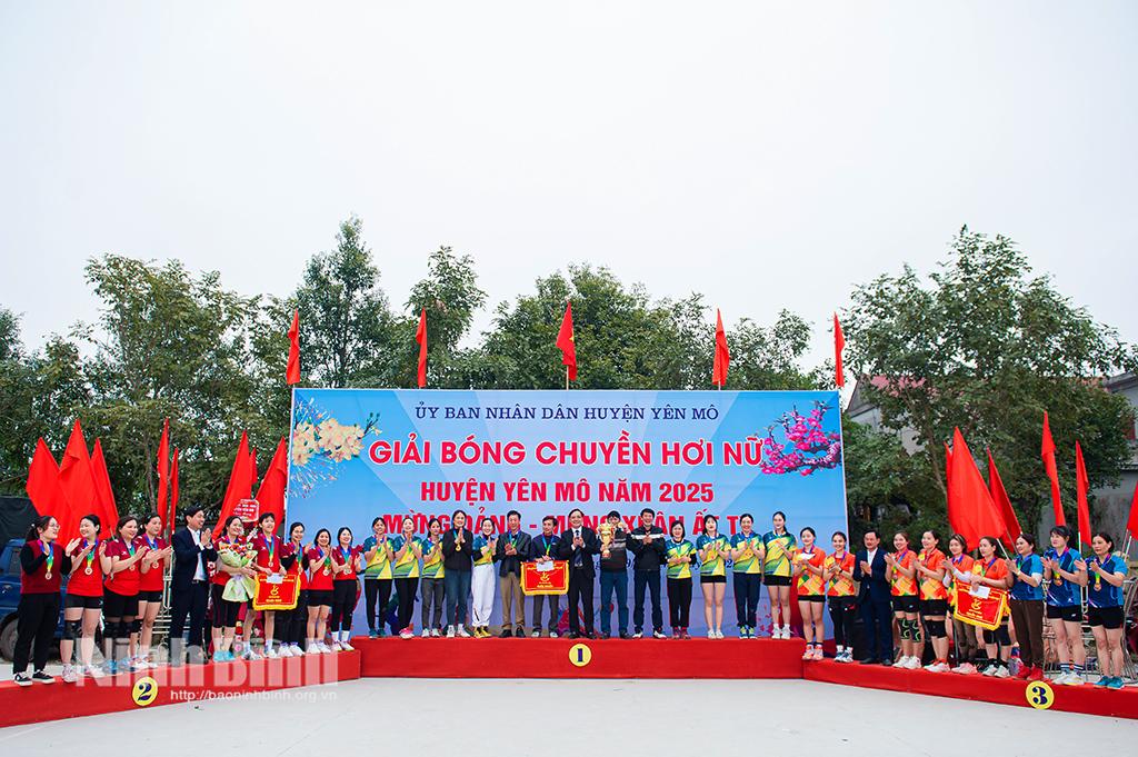 Ban tổ chức trao giải cho các đội đạt giải.