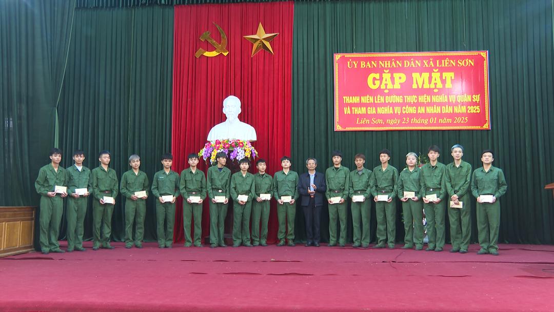 Xã Liên Sơn, huyện Gia Viễn tổ chức gặp mặt thanh niên lên đường nhập ngũ năm 2025. Ảnh: Hồng Nam