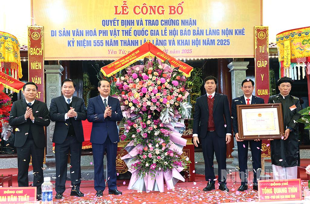 Đồng chí Mai Văn Tuất, Phó Bí thư Thường trực Tỉnh ủy, Chủ tịch HĐND tỉnh trao Chứng nhận Di sản văn hóa phi vật thể Quốc gia đối với Lễ hội Báo bản làng Nộn Khê cho đại diện làng Nộn Khê và xã Yên Từ.