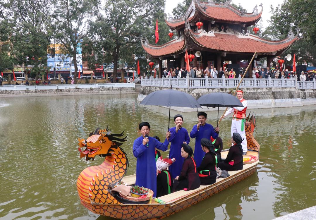 Các liền anh, liền chị Quan họ hát thuyền tại Hội Lim.