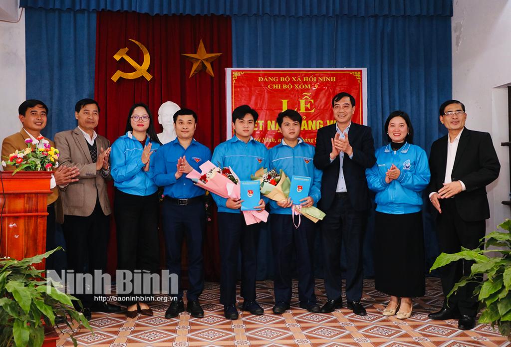 Lãnh đạo Tỉnh đoàn, lãnh đạo địa phương tặng hoa chúc mừng hai thanh niên Công giáo được kết nào vào Đảng.