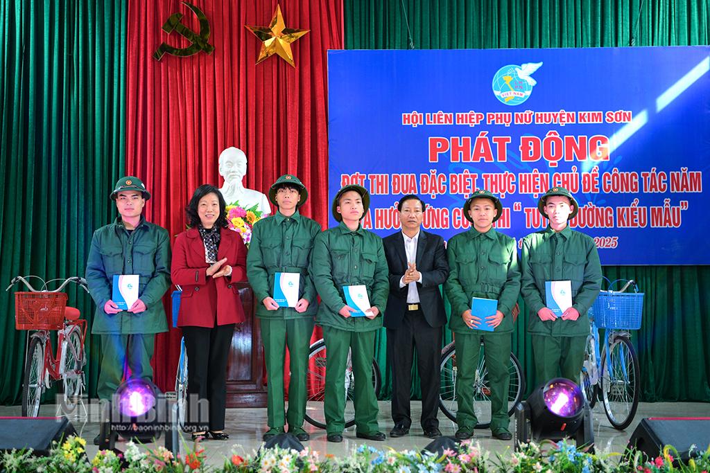 Các đồng chí lãnh đạo Hội Liên hiệp Phụ nữ tỉnh và huyện Kim Sơn tặng quà cho tân binh xã Kim Tân, huyện Kim Sơn.