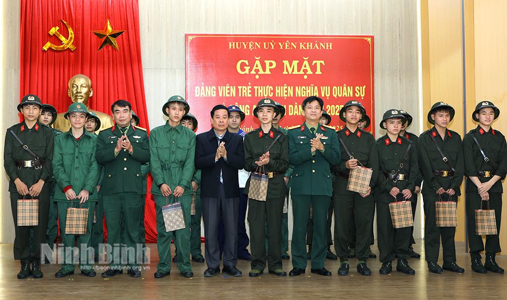 Các đồng chí lãnh đạo Huyện Yên Khánh, Bộ Chỉ huy quân sự tỉnh tặng quà cho thanh niên tham gia nhập ngũ.
