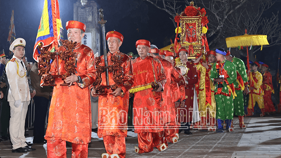 Nghi thức rước kiệu ấn từ Đền Cố Trạch thờ Anh hùng dân tộc Trần Hưng Đạo sang Đền Thiên Trường.