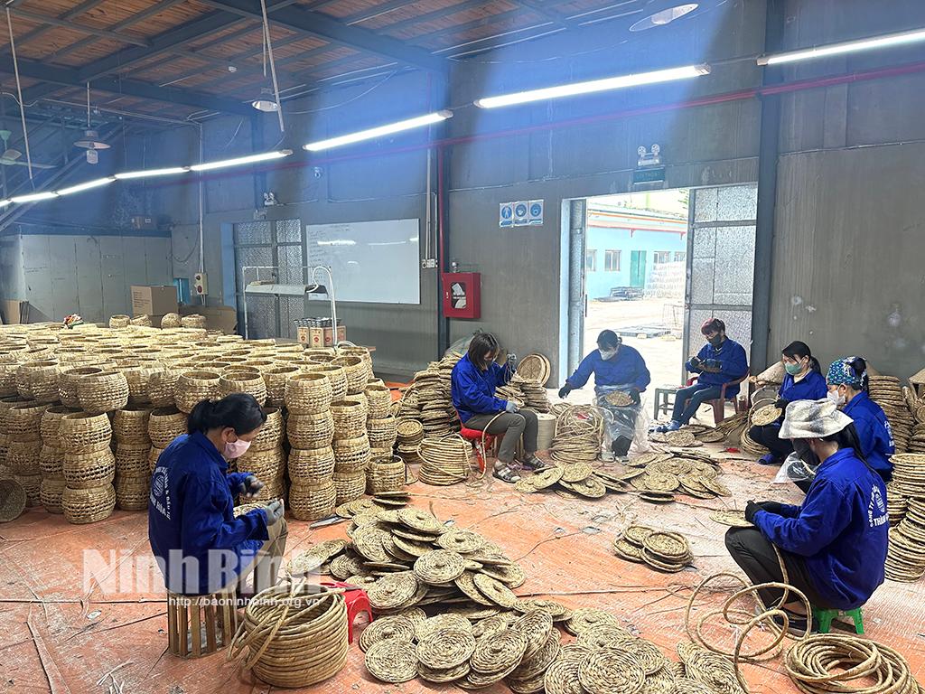 Lao động làm việc tại Công ty TNHH xuất khẩu và đầu tư Thành Hóa.