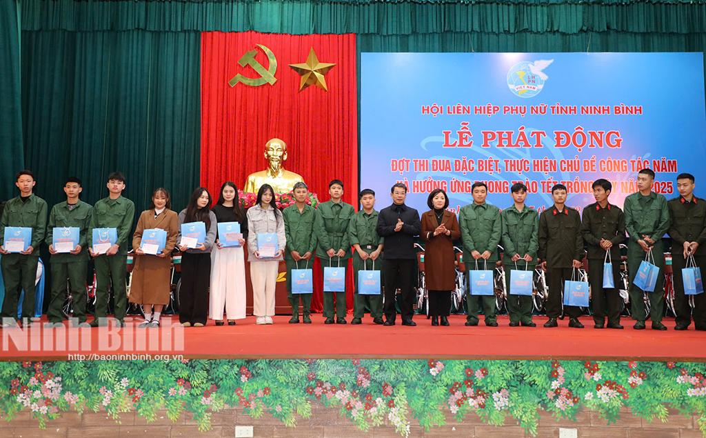 Lãnh đạo Hội Liên hiệp Phụ nữ tỉnh và Uỷ ban MTTQ tỉnh tặng quà các nữ tân binh thành phố Hoa Lư. Ảnh: Đức Lam