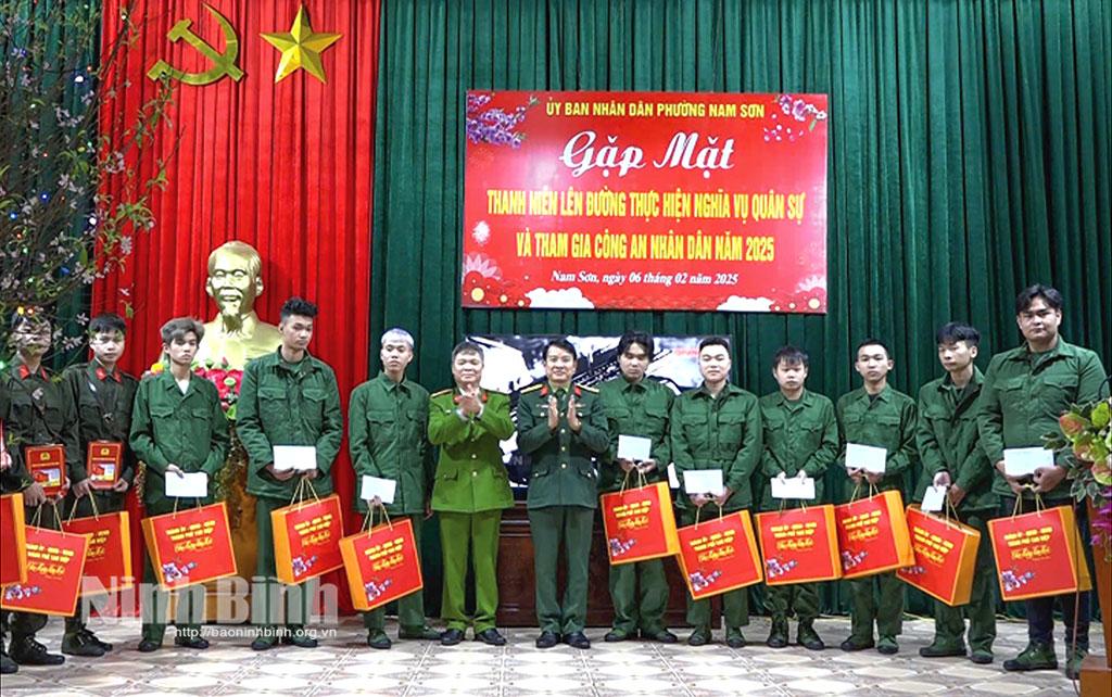 UBND phường Nam Sơn (thành phố Tam Điệp) tổ chức gặp mặt, động viên thanh niên lên đường nhập ngũ năm 2025.