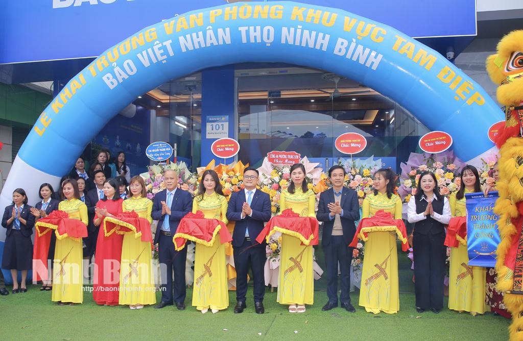 Các đại biểu cắt băng khánh thành.